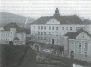 Nová budova gymnázia v roce 1914. (zdroj: Sladká, Marie. Reálné gymnázium v Berouně. Minulostí Berounska, 1998, č. 1.)